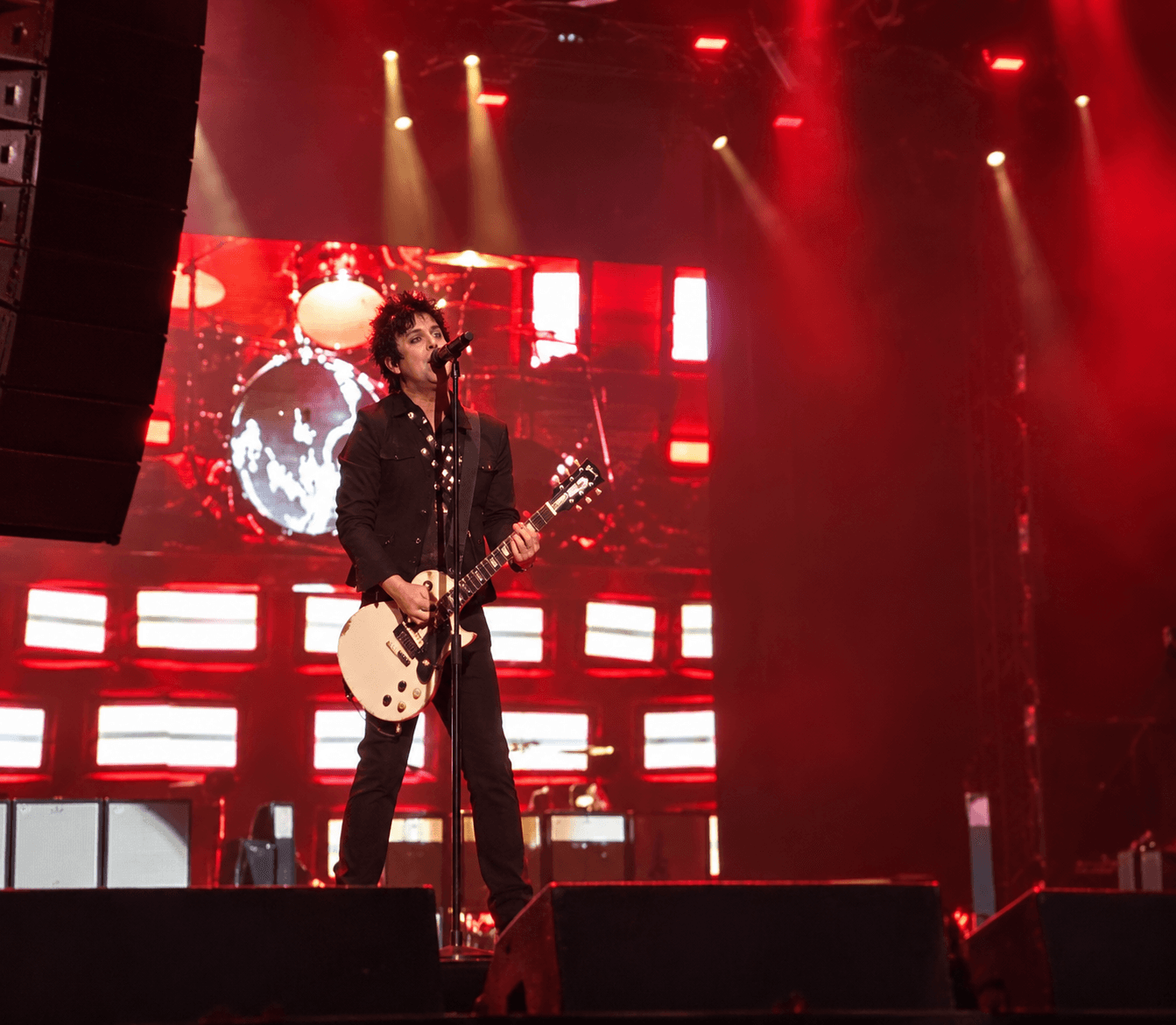 Billie Joe Armstrong performing American Idiot with Green Day