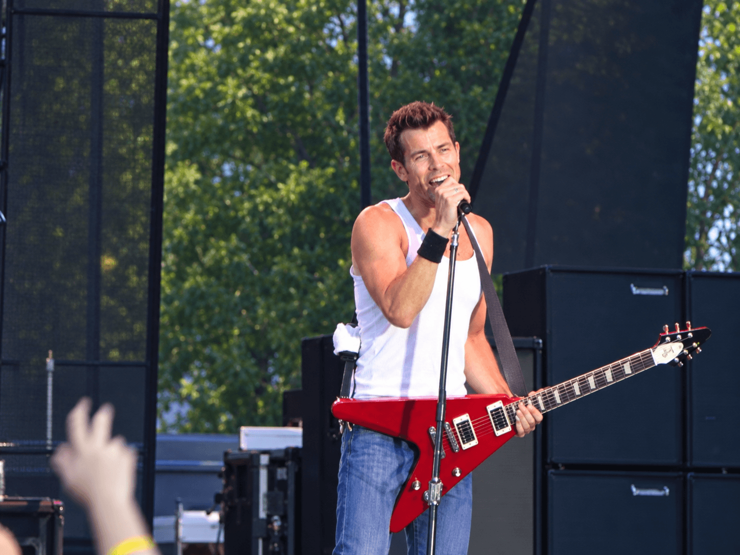 Nick Hexum of 311 singing and playing guitar